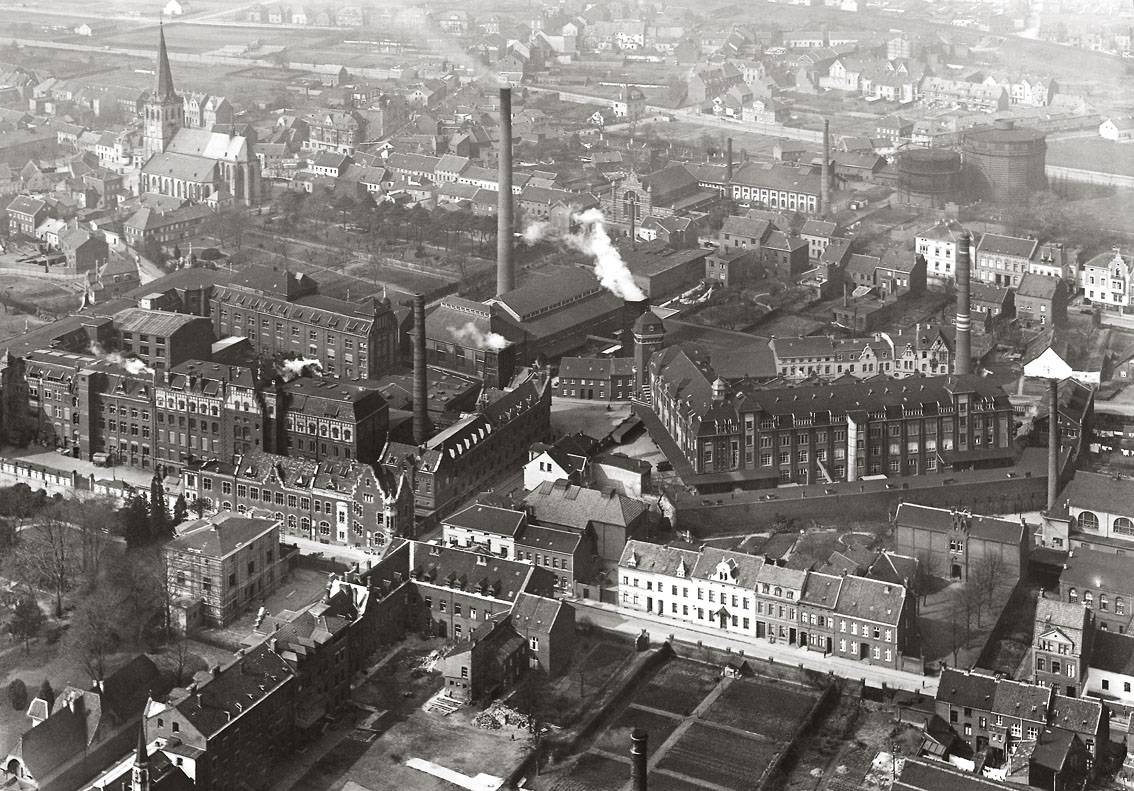  Die Schokoladefabrik in der Innenstadt, wo heute Kreishaus und Rathausmarkt sind, wurde 1978 abgerissen. Nur die Villa, heute Galerie im Park (links im Bild) blieb erhalten. 