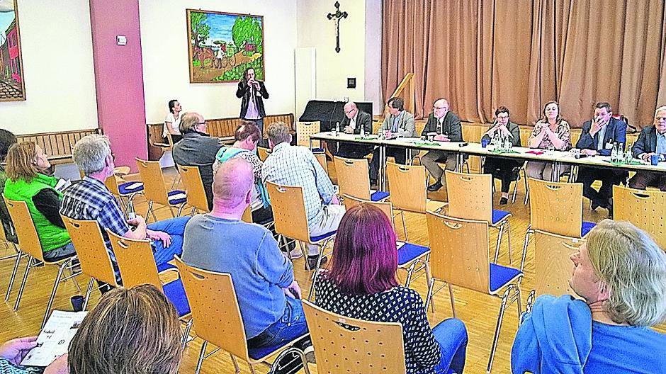 Der Pflegeberuf steht definitiv in der Diskussion, dennoch fanden nur wenige den Weg in das Hinsbecker Jugendheim, wo Björn Rudakowski (stehen Mitte hinten) eine Podiumsdiskussion zu diesem Thema leitete.