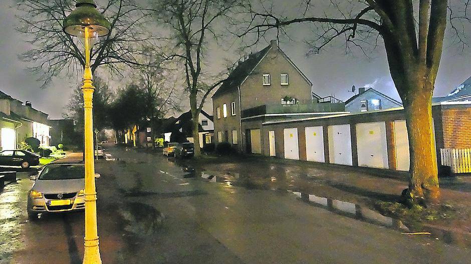 Dunkel bleibt es schon seit längerer Zeit auf dem Windmühlenweg in Lobberich. Die Gaslaternen sind ausgefallen.