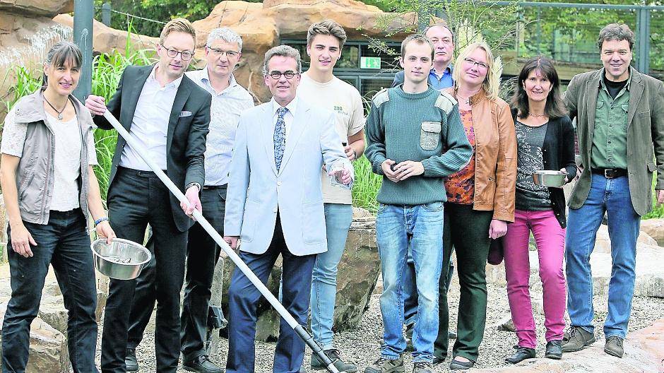 Treffen im Pinguin-Gehege: Thiemo Schmitt-Lord (2.v.l.), Vorstand der Bayer Stiftungen, Oberbürgermeister Gregor Kathstede (4.v.l.) und Zoodirektor Dr. Wolfgang Dreßen (r.) mit den Verantwortlichen der drei ausgezeichneten Projekte.