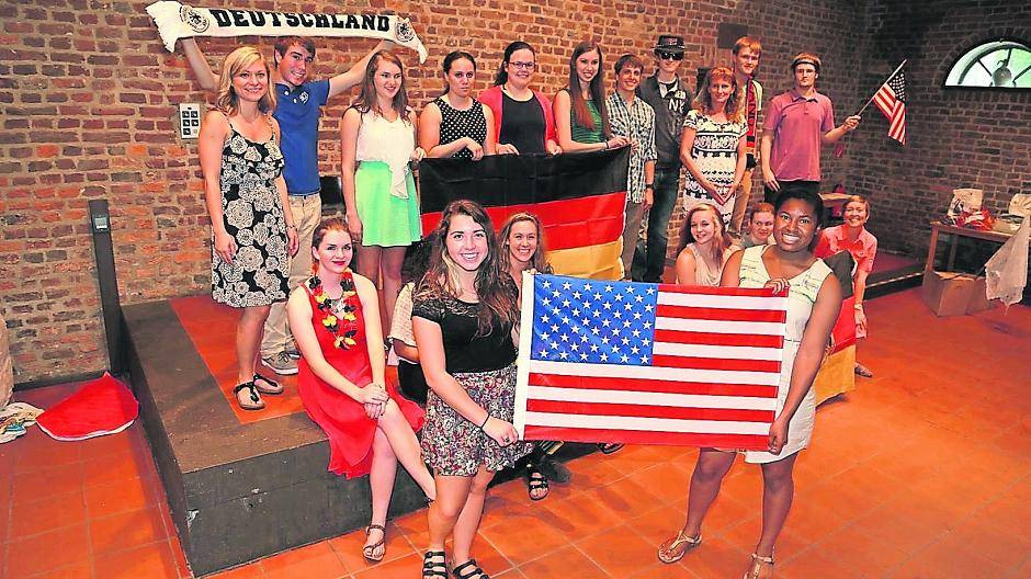  Abschiedsfoto der US-Jugendgruppe bei der traditionellen Feier in der Museumsscheune von Burg Linn. 