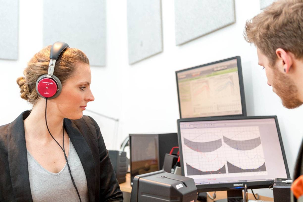 Hörgeräteakustiker führen kostenlose Hörtests durch und beraten zu den Möglichkeiten, mit denen das geminderte Hörvermögen wieder verbessert werden kann.