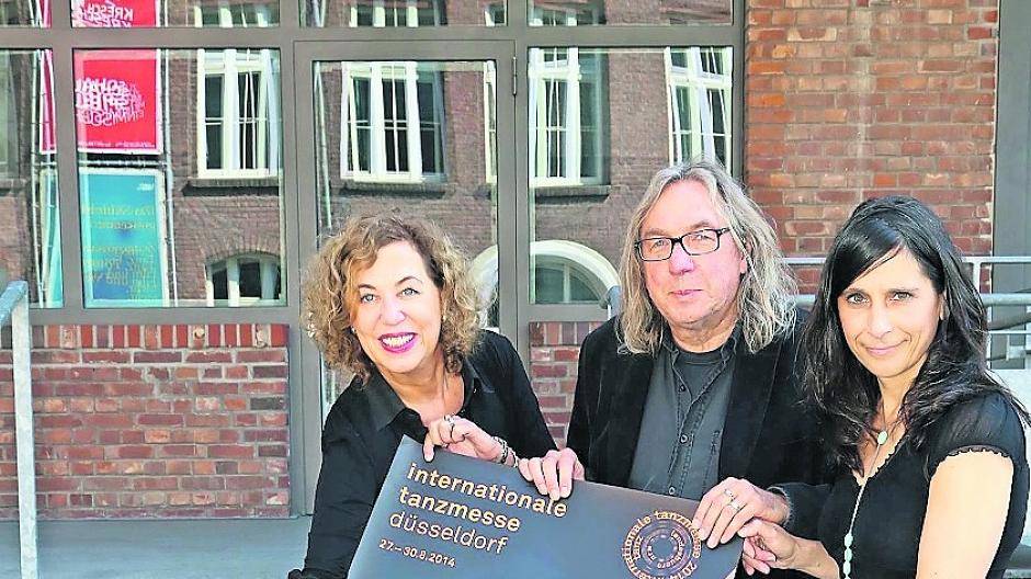 Im Hof der Fabrik Heeder: (v.l.) Messeleiter Felix Wittek, Claudia Holthausen vom Tanzmesse NRW Marketing, Jürgen Sauerland-Freer und Dorothee Monderkamp vom Kulturbüro Krefeld kündigen die Aufführungen in der Seidenstadt an.