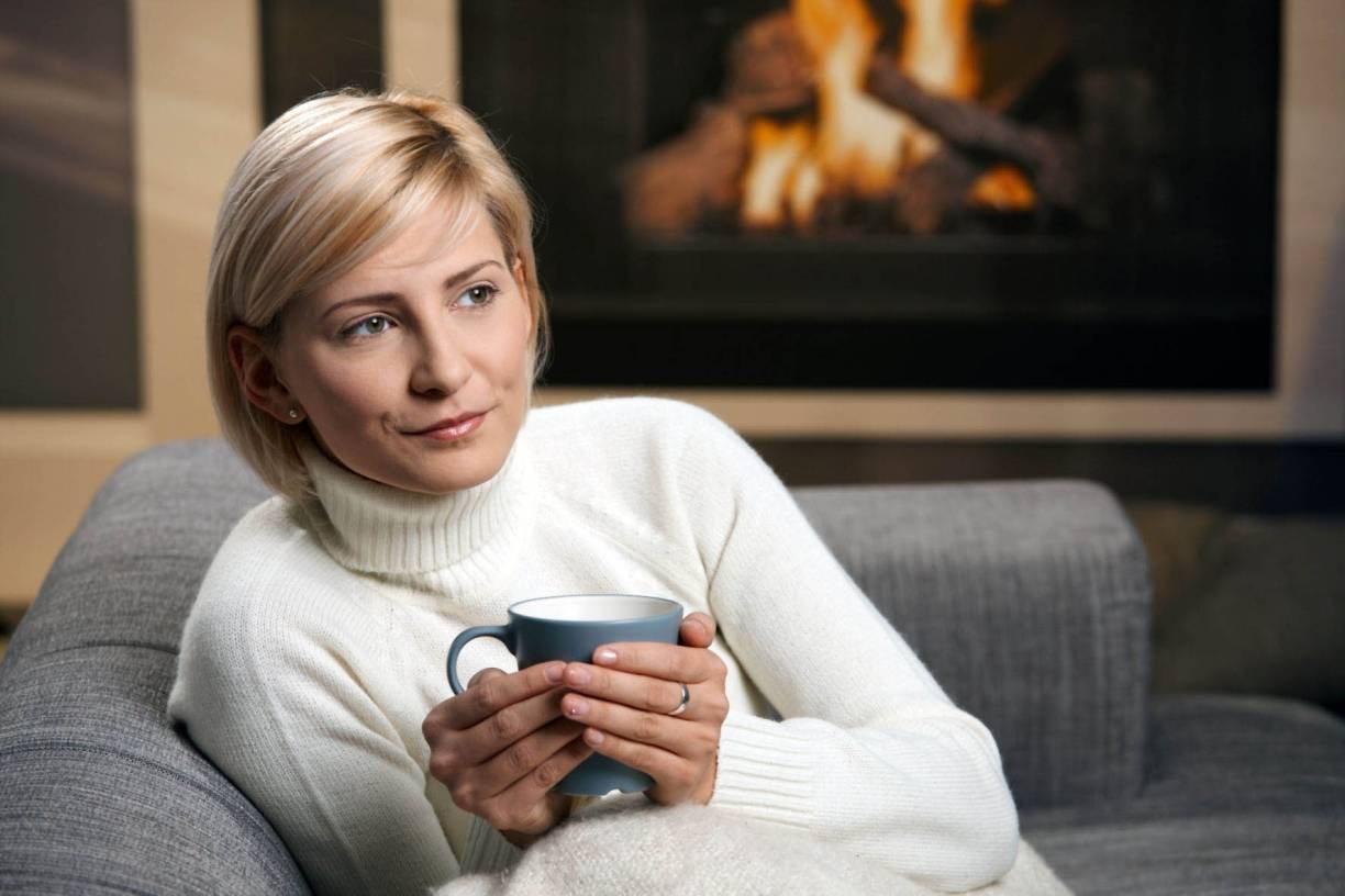 Viele Frauen leiden gegen Abend an kalten Händen und Füßen - Durchblutungsstörungen können die Ursache sein.