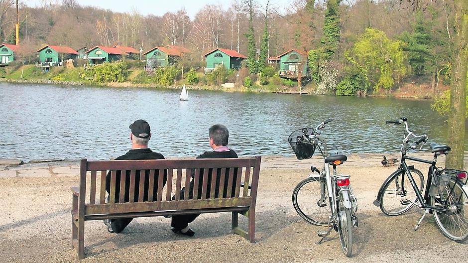 Der idyllische Hariksee lädt zu einer Pause ein.
