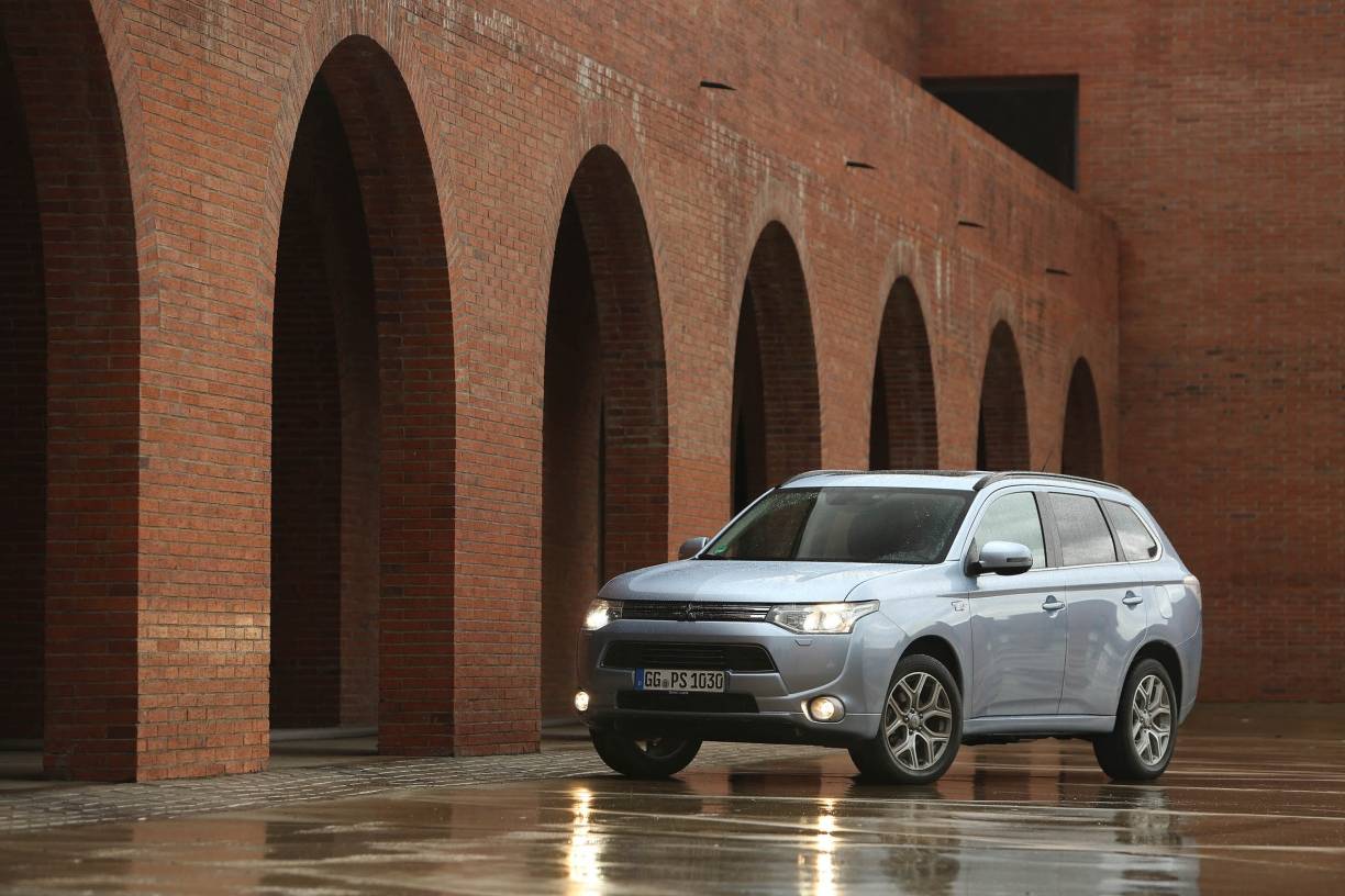  Äußere Unterscheidungsmerkmale des Plug-in Hybrid Outlander sind unter anderem ein spezieller Frontgrill, speziell e 18-Zoll-Leichmetallräder sowie die neue Farbe „Aqua-Silber“. 