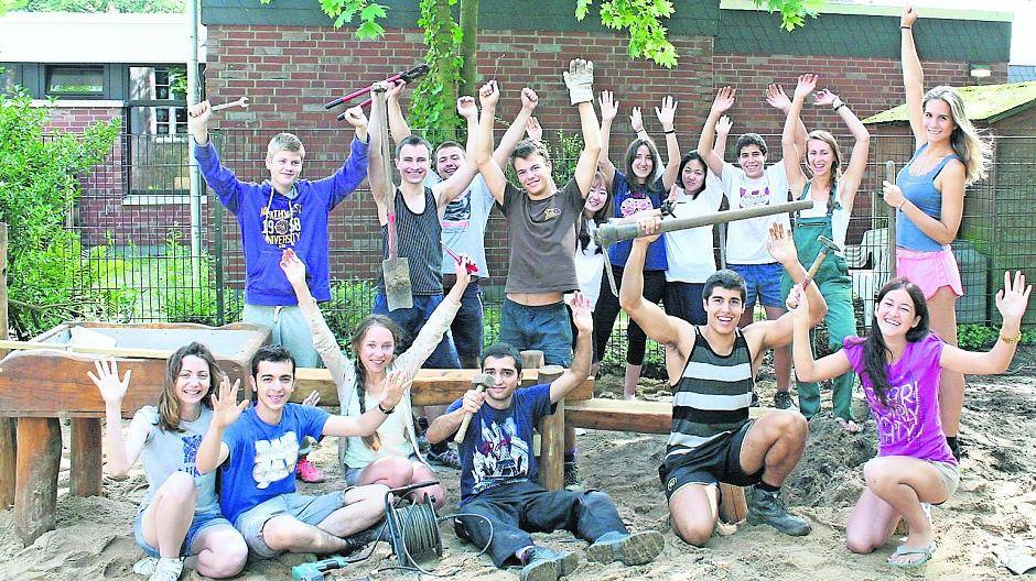  Spaß trotz Arbeit: Die Jugendlichen aus sieben Ländern mit Lagerleiterinnen Leonie (grüne Latzhose) und Ivana (vorne links) haben im Kindergarten an der Märklinstraße eine Matschanlage gebaut. Am Samstag geht es zurück in die jeweilige Heimat. 