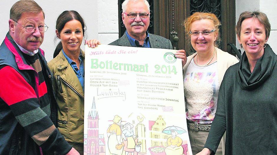  Laden zum nächsten Bottermaat am 21. September ein: Werbering-Vorsitzende Kathrin Fuldner (2.v.l.) und ihr Vize Klaus-Dieter Ohlig (Mitte) sowie die Vorstandsmitglieder Inge Gielen (r.), Barbara Kaltenmaier (2.v.r.) und Sprecher Karl Heussen (l.). Im 40. Jahr seines Bestehens hat der Werbering wieder ein attraktives Programm auf die Beine gestellt. Auf zwei Bühnen wird Musik gemacht, im Ort zieht sich die Ständemeile und die wichtigsten Gebäude und Einrichtungen haben geöffnet. Überdies ist an diesem 21. September in Hüls verkaufsoffener Sonntag. 