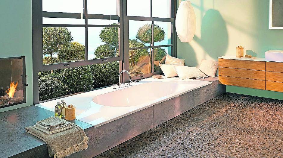  Einbauwannen lassen sich teilweise oder ganz in den Boden integrieren. Dieses Modell ist aus Mineralguss und in Tiefe und Breite maßflexibel. Daraus ergeben sich unendlich viele Kombinations- und Einbaumöglichkeiten. 