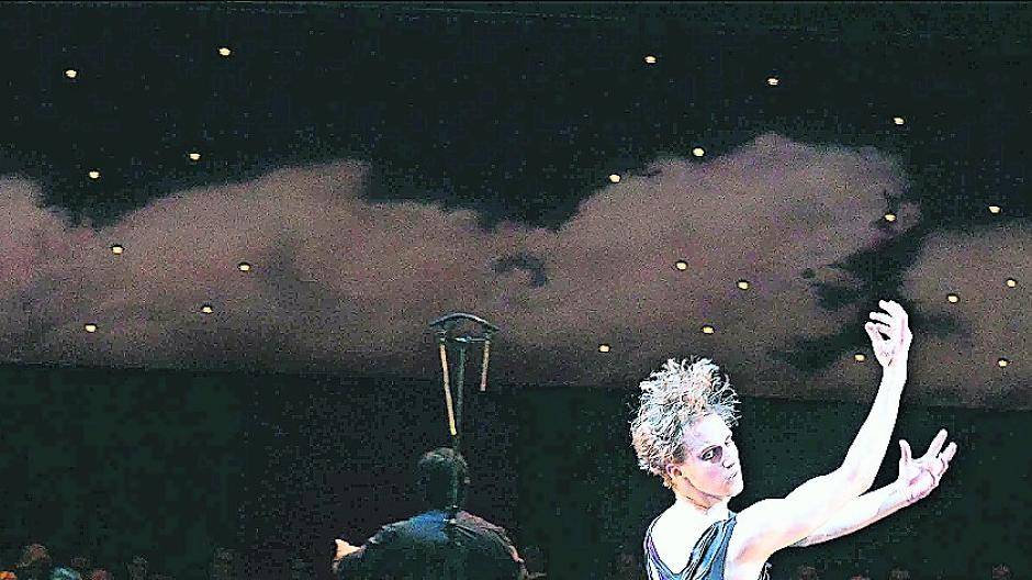  Ein Jüngling liebt ein Mädchen: Leider wird das innige Paar gestört durch einen geheimnisvollen, dunklen Beobachter. Eine Bedrohung? Im Hintergrund der nächtliche Wolkenhimmel mit Orchester unter den Lichtern. 