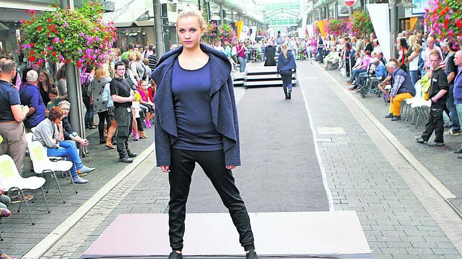  Die Königstraße verwandelte sich am Wochenende in einen einzigartigen Catwalk. Rund 100 000 Besucher strömten zur Premiere von „Krefeld pur“ in die Innenstadt. 