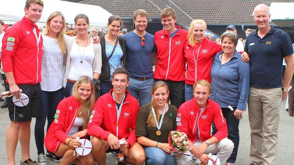 Gruppenbild der WM/EM-Ruderer vom CRC. Weltrekordlerin Lisa Schmidla (vordere Reiehe, 2.v.r.) mit ihrer Goldmesaille. 