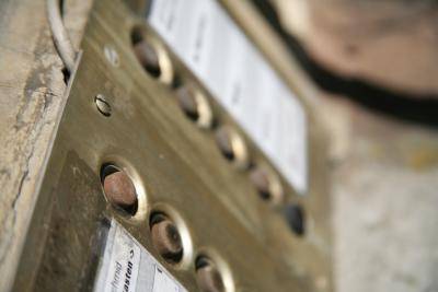  Die Trickdiebe klingelten an einer Wohnungstür und gaben sich als Mitarbeiter eines Kabelfernseh-Anbieters aus. 