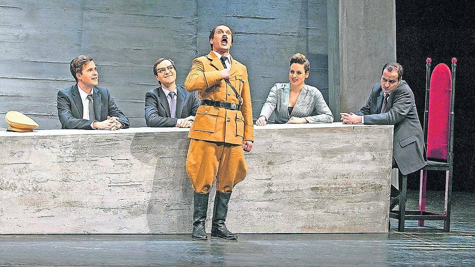 So, da ist er also wieder. Und wird zunächst wie ein Comedian behandelt.