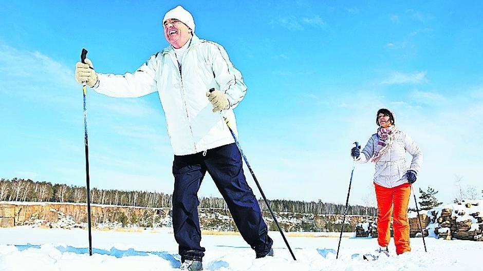  Skilanglauf ist deutlich weniger belastend für die Gelenke als Abfahrtsski. Foto: djd/CH-Alpha-Forschung/pressmaster — Fotolia 