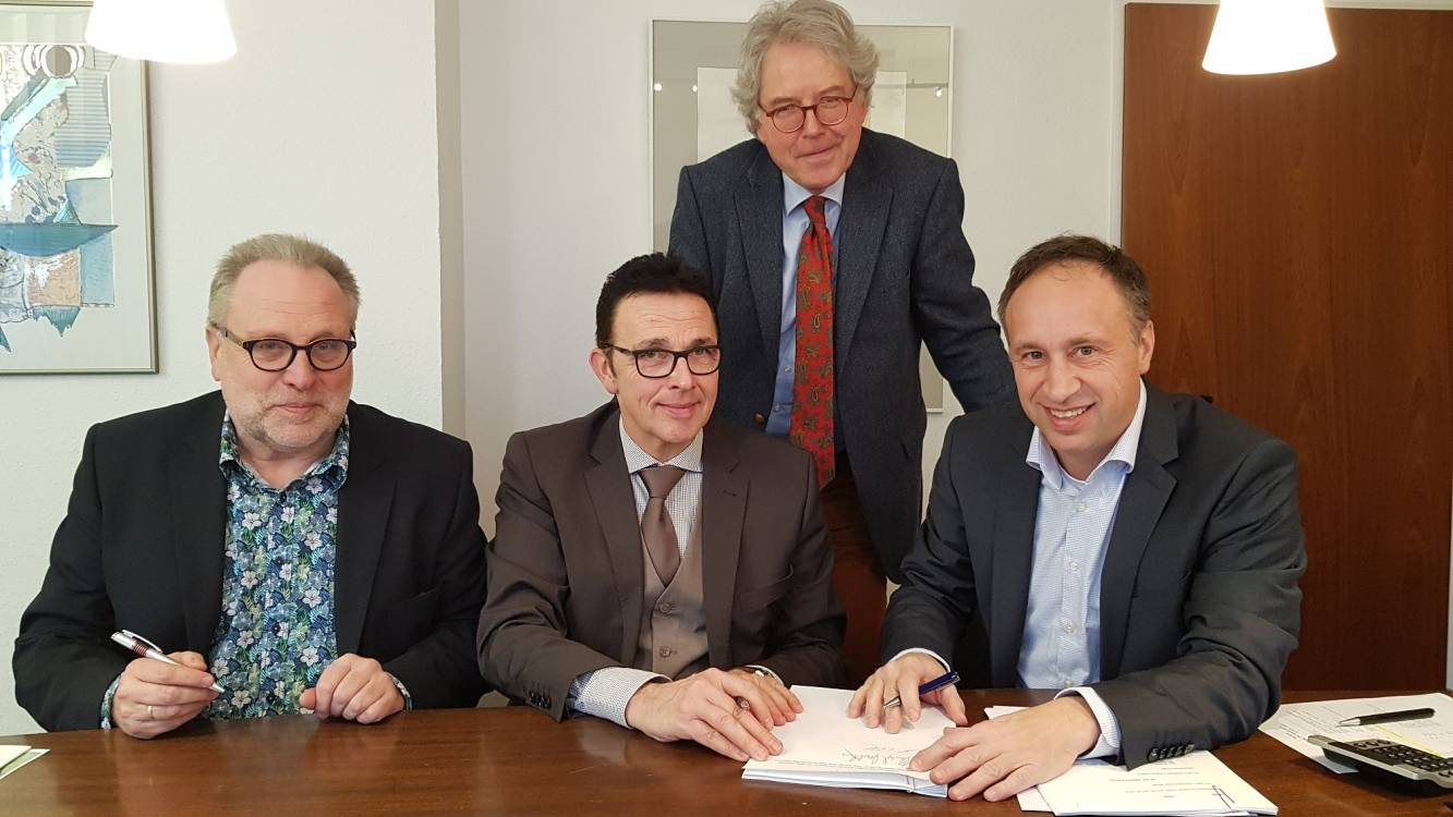 Hans-Peter Nießen (R.A.T.H.-Gruppe), Bürgermeister Prof. Dr. Christoph Landscheidt, Notar Dr. Dietmar Fischer und Achim Schmitz (R.A.T.H.-Gruppe) bei der Vertragsunterzeichnung.