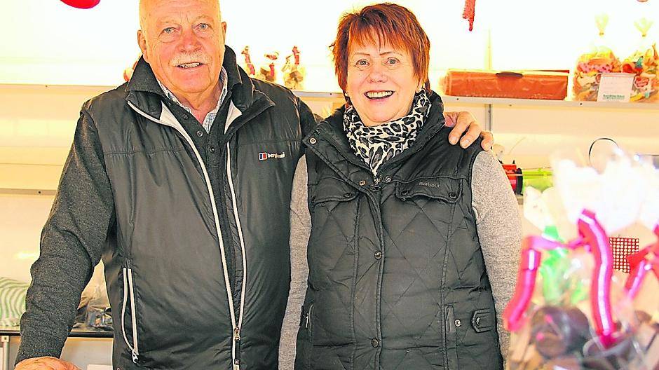  Das war’s: Karl-Heinz und Agnes Heinen gehen nach über 45 Jahren auf dem Büdericher Wochenmarkt in den verdienten Ruhestand. 