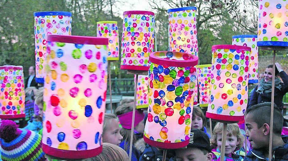 Farbenfrohe Fackeln beim Hülser St. Martinszug