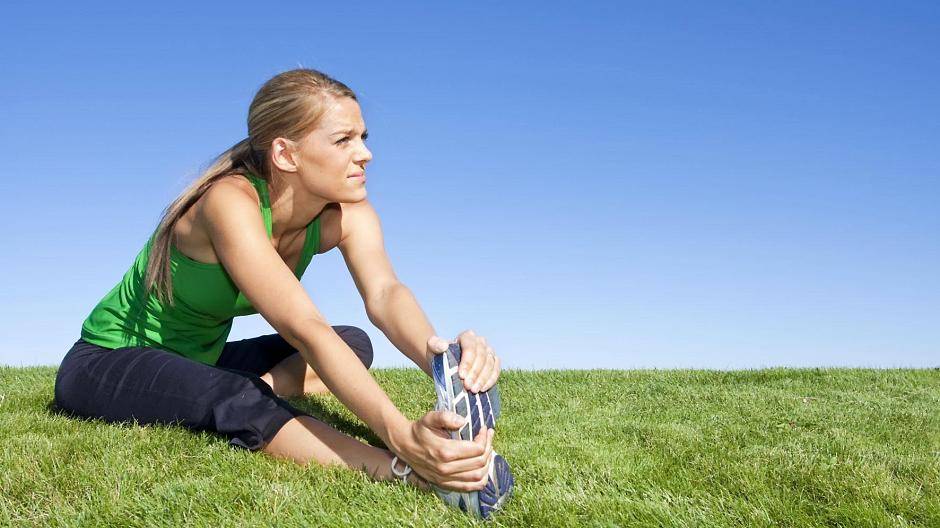 Bei einem Wadenkrampf sollte man den betroffenen Muskel sanft dehnen und massieren.