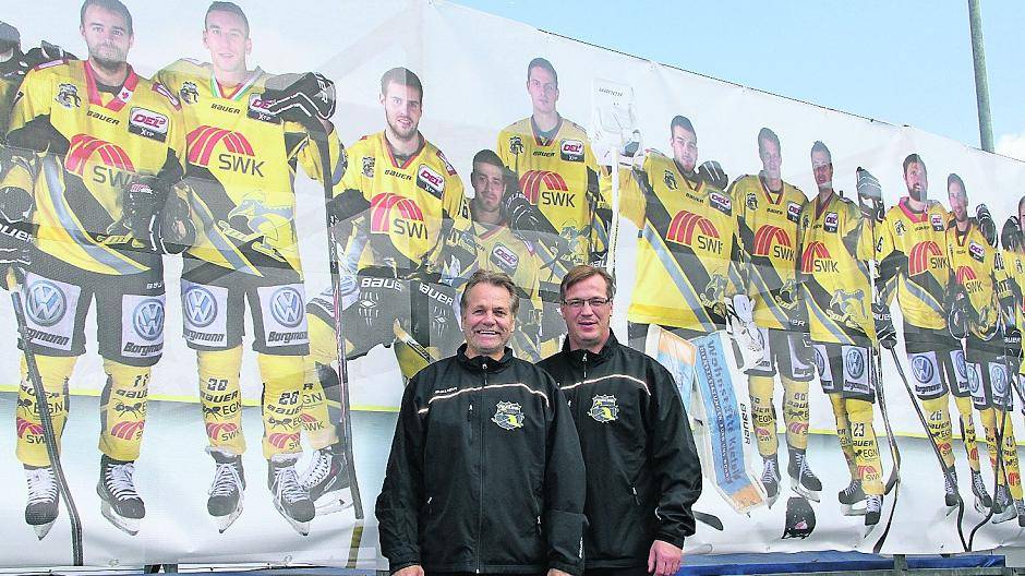 Die Krefeld Pinguine werben mit einem „Promotion-Truck“ für ihre Heimspiele. Das Trainerduo Rick Adduono (links) und Reemt Pyka (rechts) hoffen darauf, das auch heute Abend gegen Vojens möglichst viele Fans in den König Palast pilgern.
