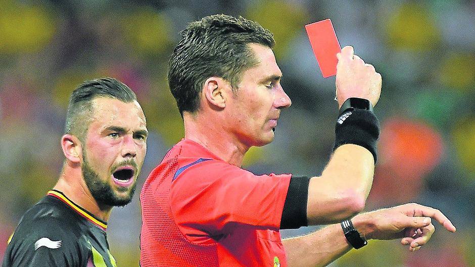 Amateurschiedsrichter müssen sich oft einiges anhören. Um das zu ändern, versuchen sie präventiv auf Vereine und Spieler einzuwirken und fordern in letzter Konsequenz härtere Strafen für gewalttätige Fußballer.