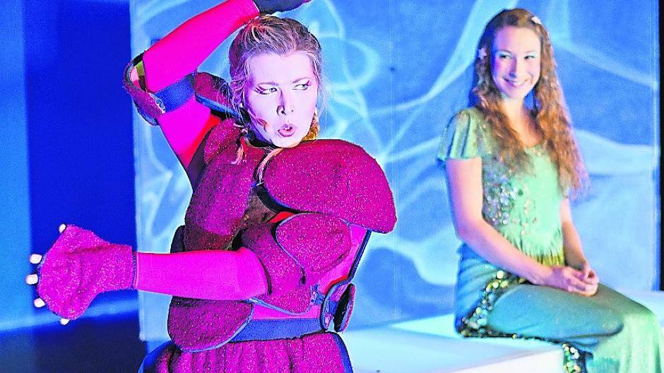 Die freundliche Krabbe (links) begleitet die kleine Meerjungfrau bei ihren Abenteuern.