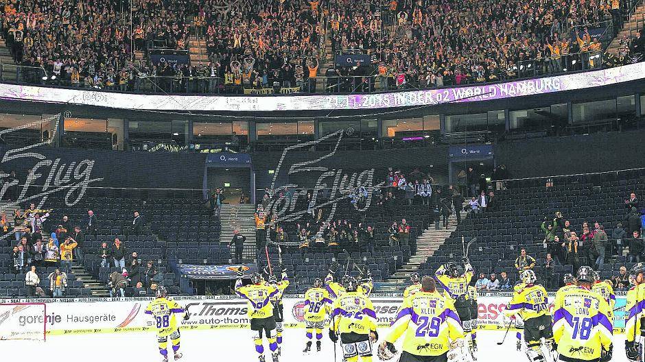 800 Krefelder Fans, die mit einem Sambazug nach Hamburg gereist waren, feierten das Team der Pinguine nach dem 6:5-Erfolg an der Elbe. Die Spieler begleiteten die Anhänger anschließen.