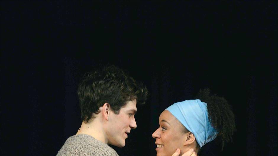 Glück und Pech der Liebe: Jonathan Hutter als Romeo schmachtet im Strickpulli Helen Wendt als Julia an. Doch der Traum vom großen Glück endet als Albtraum.