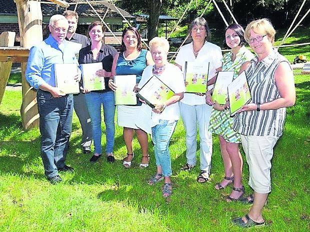 Stellten das „Handbuch für Eltern vor (v.l.): Dr. Paul Schrömbges, Manfred Wittmann, Lisa Schurtzmann, Zuleyha Tok, Annemarie Pelters, Claudia Käufer, Crocetta Chianchiana und Susanne Greven.