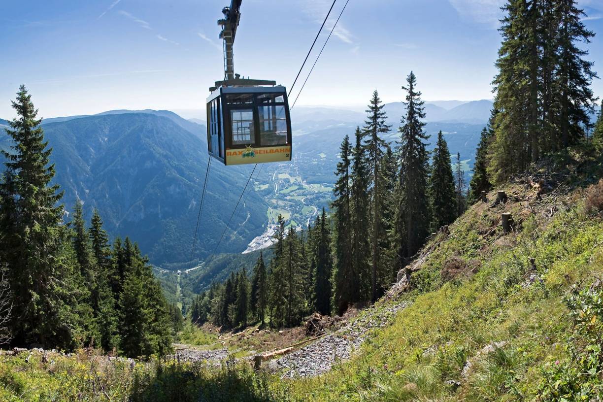 Auf die Hochebene Rax können Wanderer auch mit der Seilbahn hinaufschweben.
