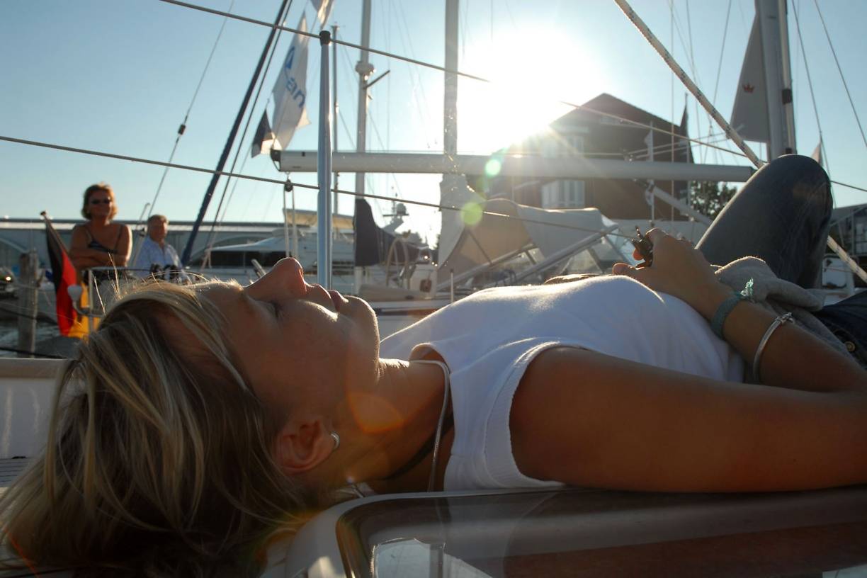 Sonnenanbeter: Ganz entspannt im Hier und Jetzt — das ist der „Om-Faktor“ an der Lübecker Bucht.