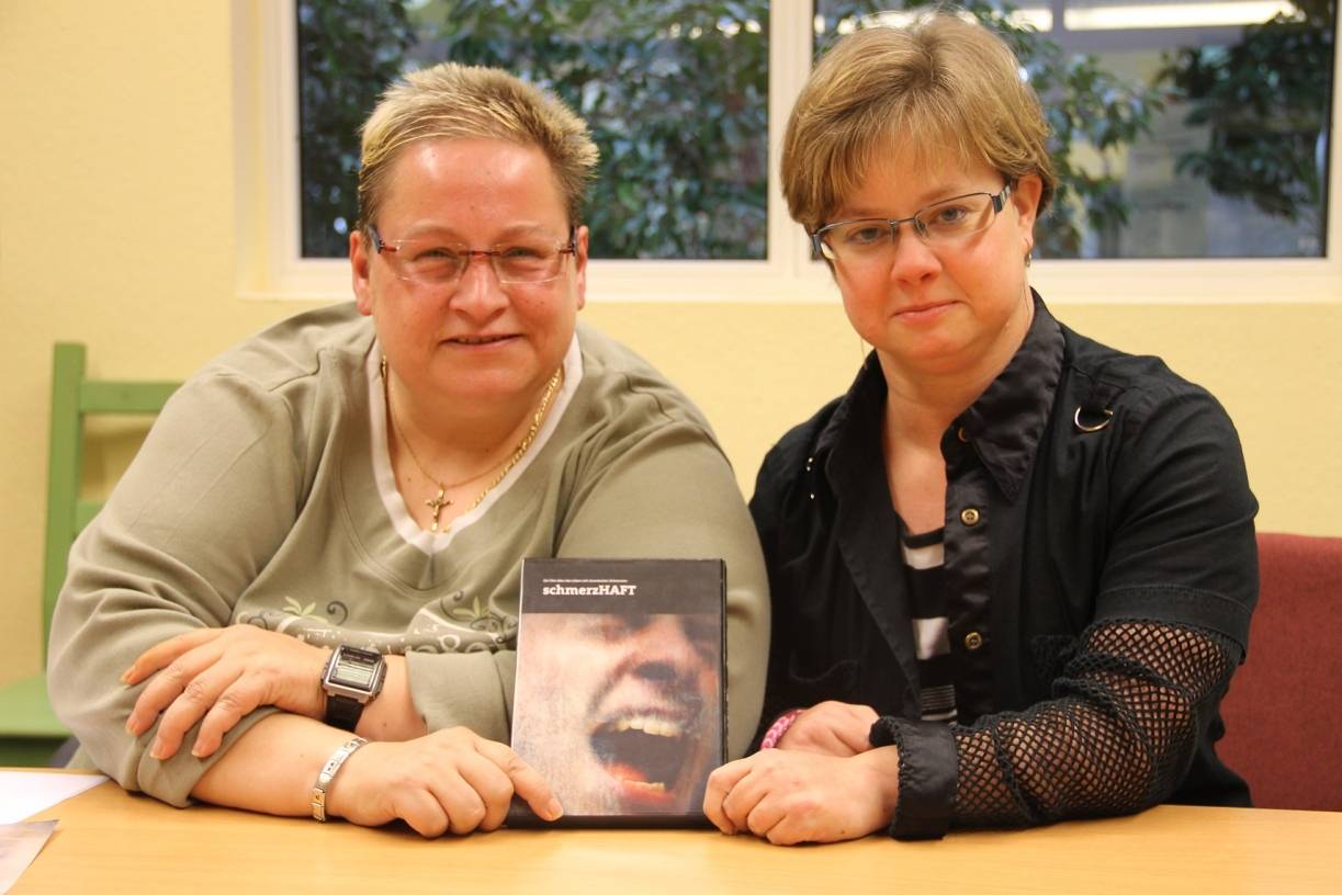 Die Krefelderinnen Ilona Flottmann (l.) und Jeanette Merkel werden in der preisgekrönten Dokumentation des Medienprojekt Wuppertal bei ihrem Alltag begleitet und erzählen vom Leben mit dem Schmerz.