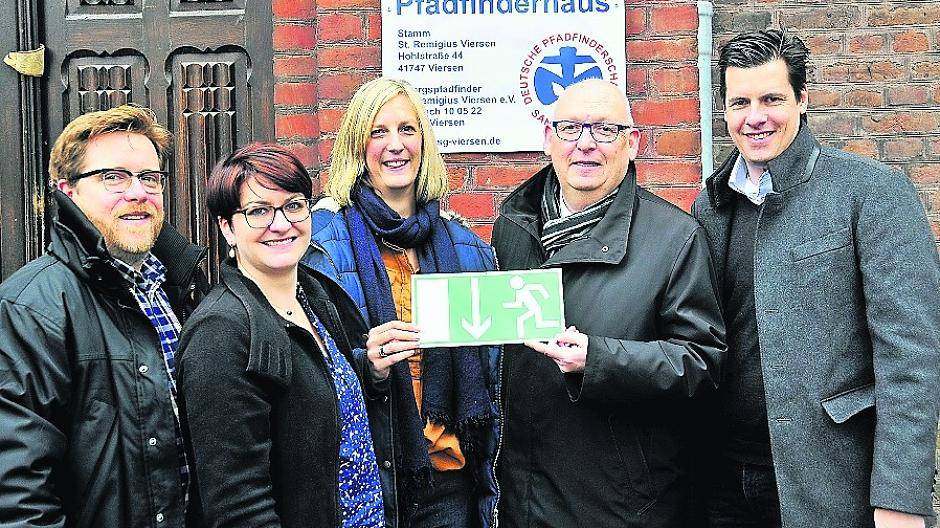  Jetzt fand die offizielle Übergabe des Spendenschecks statt (v.l.): Simon und Merle Föhr, Julia Leuschen, Günter Neumann (Voba) und Christoph Grundmann. 