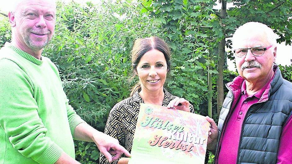  Laden zum Hülser Herbst ein: Werbering-Vorsitzende Kathrin Fuldner, ihr Stellvertreter Klaus-Dieter Ohlig (r.) und der Hülser Maler Uli Helbig. 