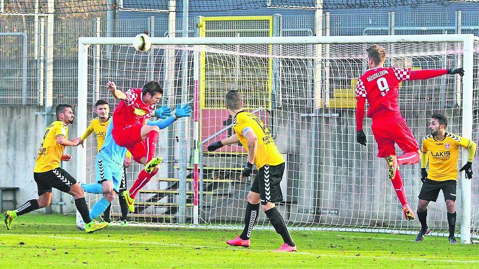 Felix Schiffer (verdeckt) und seine Vorderleute standen sicher. Dennoch musste der Torwart zweimal hinter sich greifen.