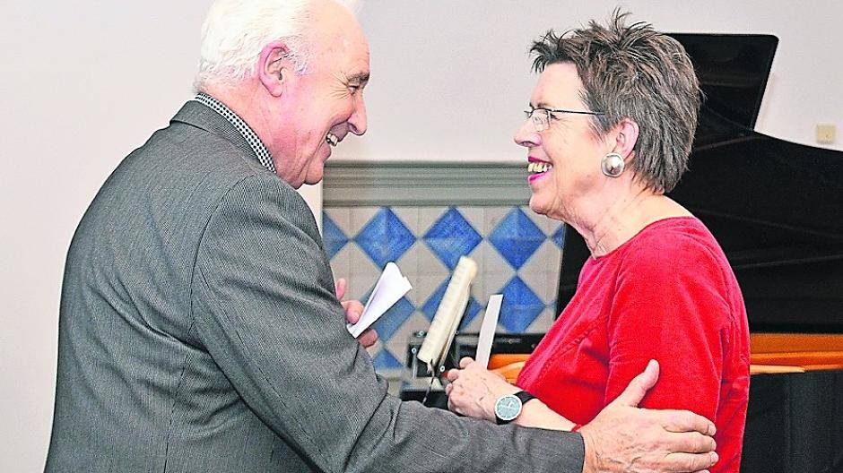  Die Vereinsvorsitzende Ute Lueb mit dem stellvertretenden Bürgermeister Otto Birkmann, der die Grüße der Stadtspitze überbrachte. 