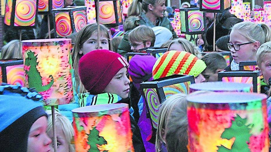  Ich zieh mit meiner Laterne und meine Laterne mit mir: Die Kids der Grundschule an der Burg haben tolle Fackeln gebastelt. 