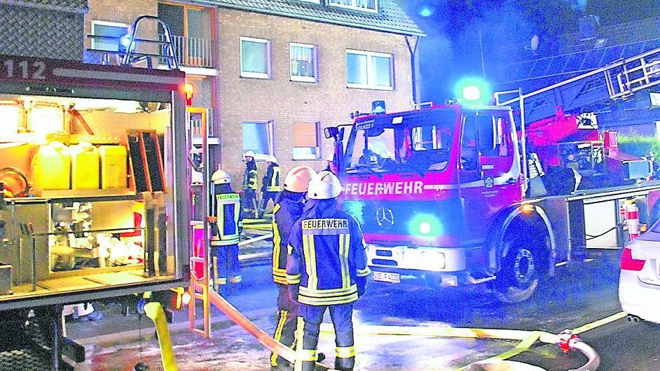 58 Feuerwehrleute waren in Kaldenkirchen im Einsatz, als ein Keller komplett ausbrannte.