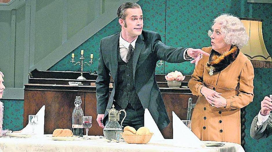 Warnung: Vom Genuss dieses Glases Wein, dass sich der Hausgast (Christopher Wintgens) von den Gastgeberinnen hat einschenken lassen, kann Mortimer (Cornelius Gebert) nur energisch abraten. Denn der Neffe weiß, dass seine beiden Tanten ( Esther Keil; Eva Spott) nicht so harmlos sind, wie sie tun.