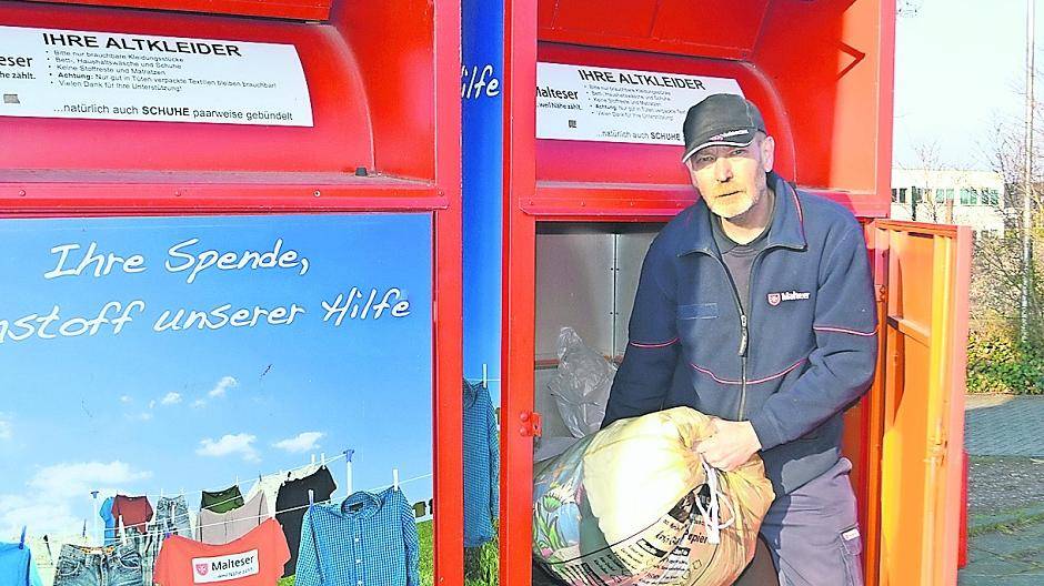 Regelmäßig werden die Altkleider-Container des Malteser Hilfsdienstes geleert, auf unserem Bild MHD-Mitarbeiter Jürgen Terhoeven in greller Wintersonne. 
