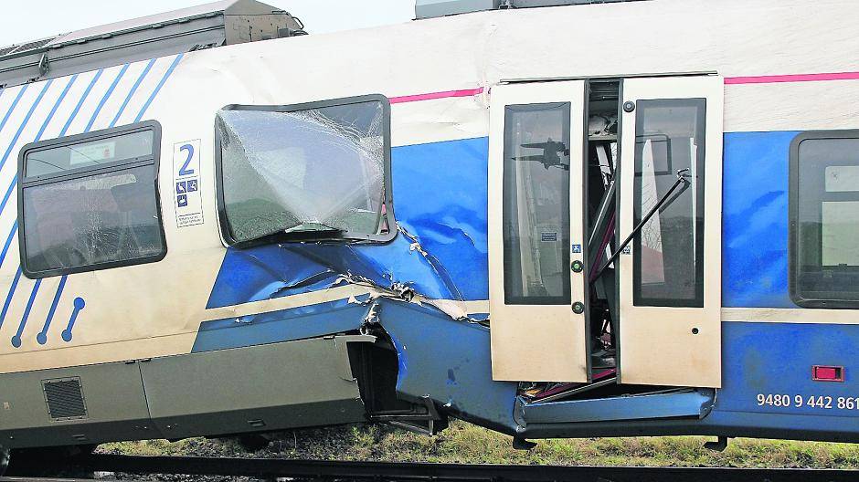 Zusammengedrückt wie eine Ziehharmonika: Der Aufprall mit dem Güterzug hob den Personenzug aus den Schienen.