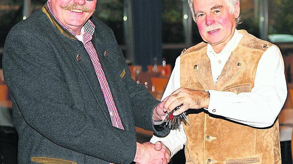 Hans-Peter Ritter (rechts) übergibt symbolisch den Schulschlüssel an seinen Nachfolger Wolfgang Rademacher.