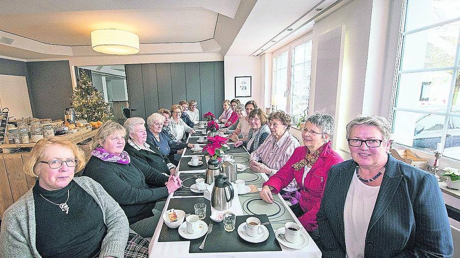 Osteraths Schützenkönigin Monika Lickes hatte die königlichen Damen in den Osterather Hof geladen.