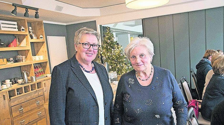 Treffen der Schützenköniginnen-Generationen: die amtierende Königin Monika Lickes (links) und Anneliese Oellers, Königin von 1970/72.