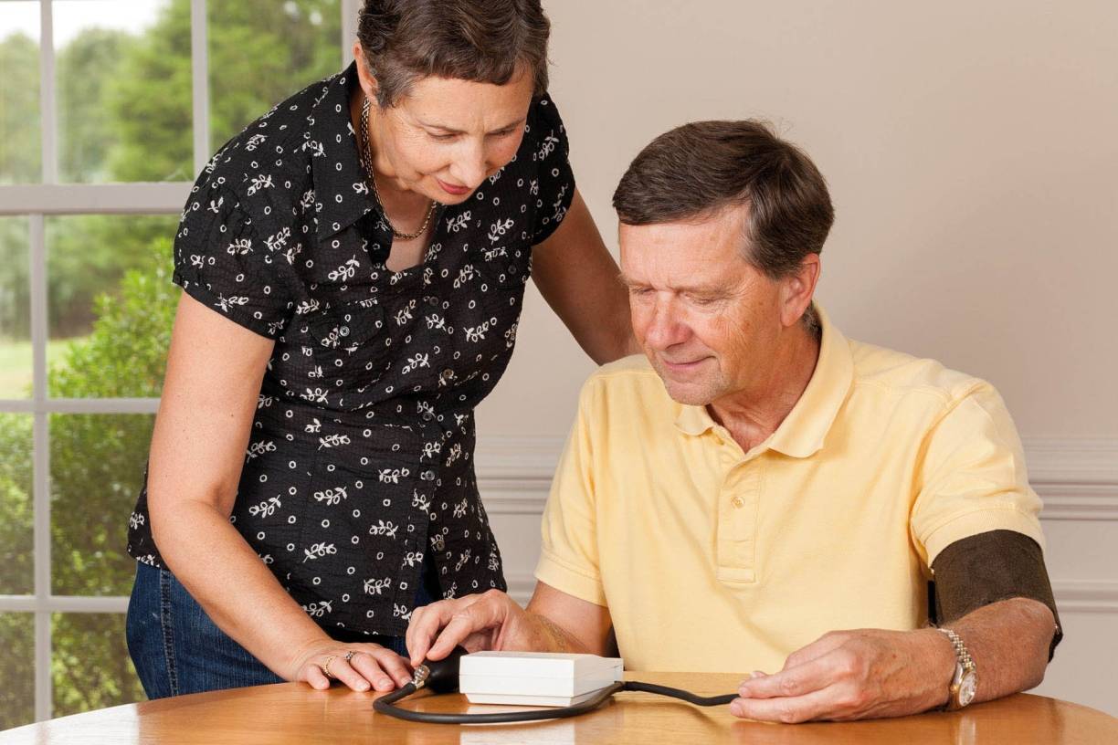  Trotz der schwerwiegenden Folgen wird Bluthochdruck noch immer unterschätzt und oft erst spät entdeckt. Regelmäßige Messungen sind daher umso wichtiger. 