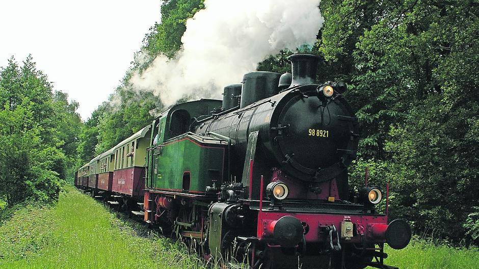 Unter Dampf: Der Schluff gehört zu den Ausflugsattraktionen. Er fährt zu allen Jahreszeiten, bald sogar wieder im Advent.