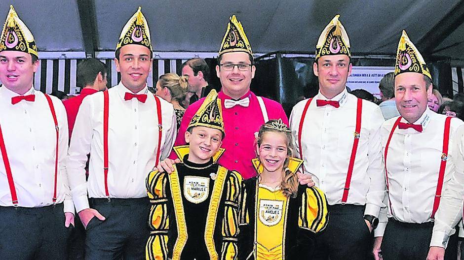  Freuen sich auf die neue Session (v.l.): Franz Rösler, Philipp Müller, Fabian Pennart, Prinz Florian Neuhausen, Markus Neuhausen, Peter Neuhausen und Udo Wolters. Vorne das Kinderprinzenpaar Marius Neuhausen und Amelie Groß. 