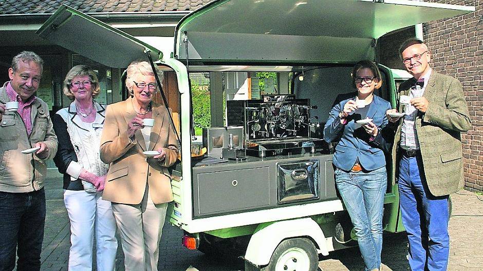 Eine gute Tasse Kaffee am mobilen Verkaufsstand: (v.r.) Vereinsvorsitzender Prof. Thomas Frieling, Schatzmeisterin Nicole Grigat, Schriftführerin und Gründerin Henny Freys, die Vertreterin der Ehrenamtlichen Brigitte Buchwald und der stellv. Vorsitzende Pfarrer Jörg Geyer. 