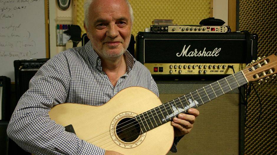 Heimatverbunden: Heinrich Hussmann spielt verträumte Stücke auf der Gitarre mit Hüls-Motiv.
