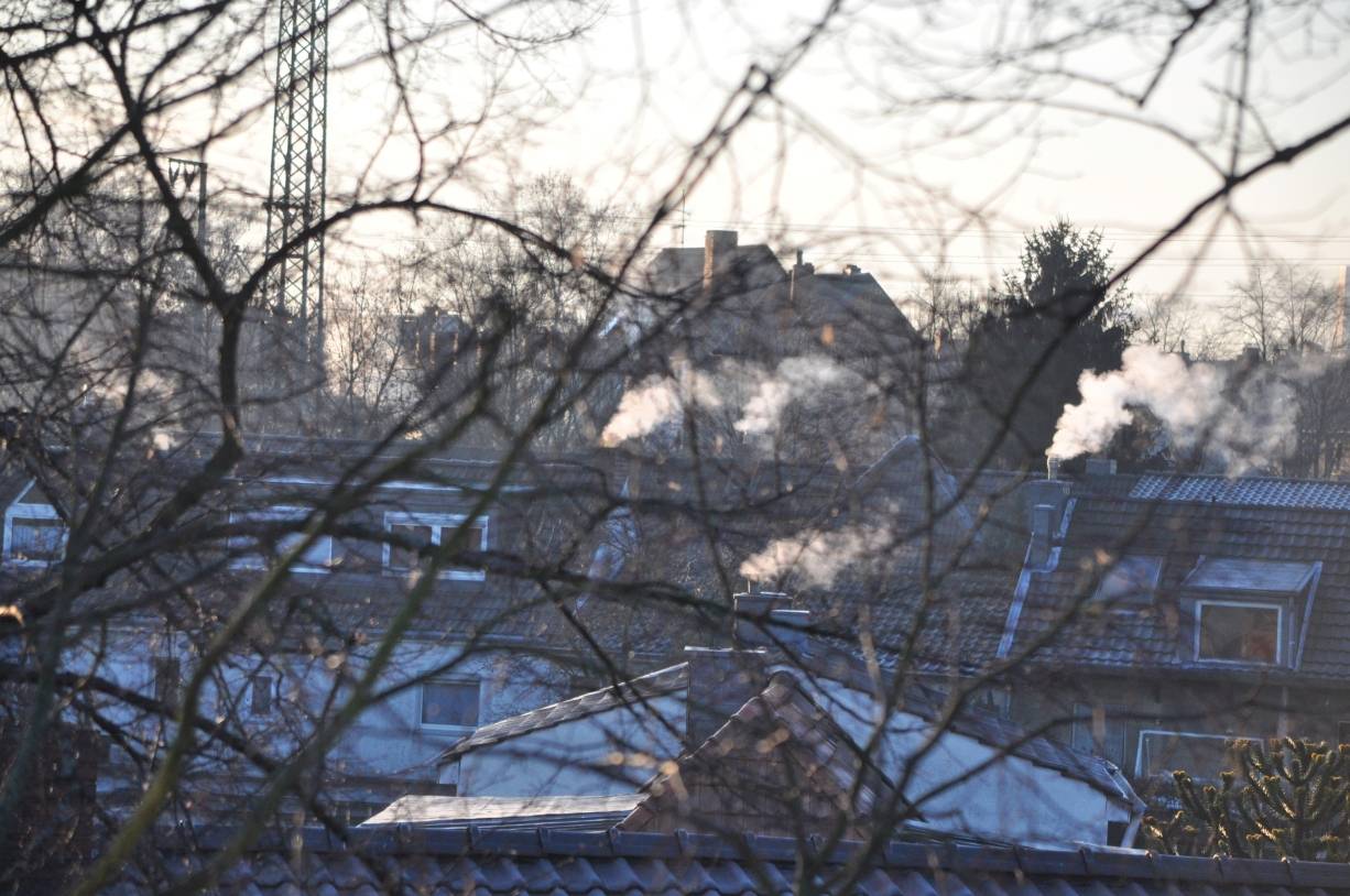 Besonders im Winter belastet Feinstaub aus Kaminen und Öfen die Luft.